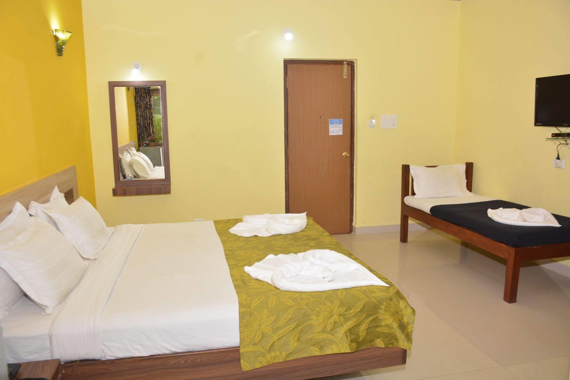 Rbr Suites Calangute Exteriör bild